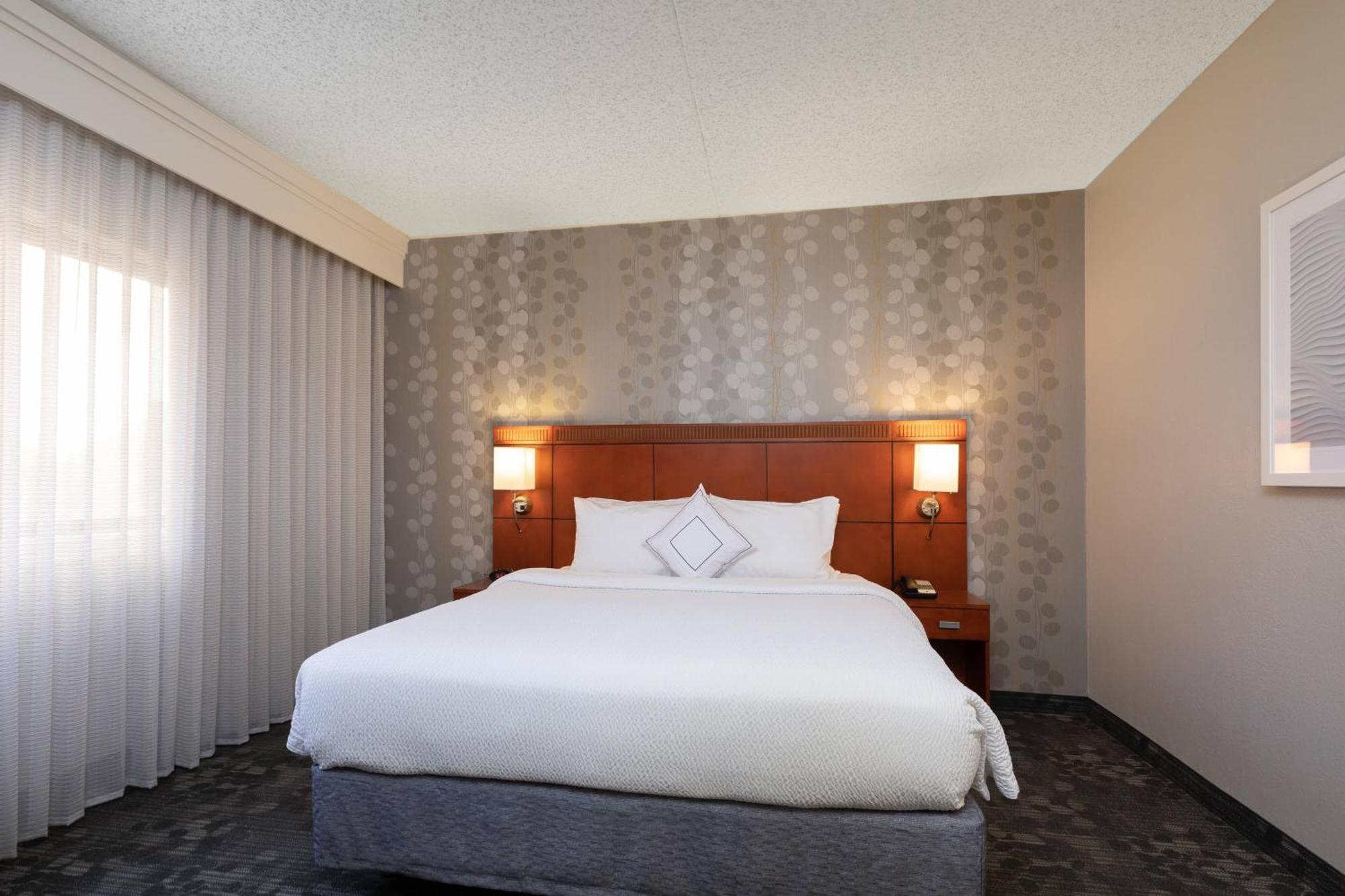Courtyard By Marriott Dallas-Fort Worth/Bedford Exterior photo